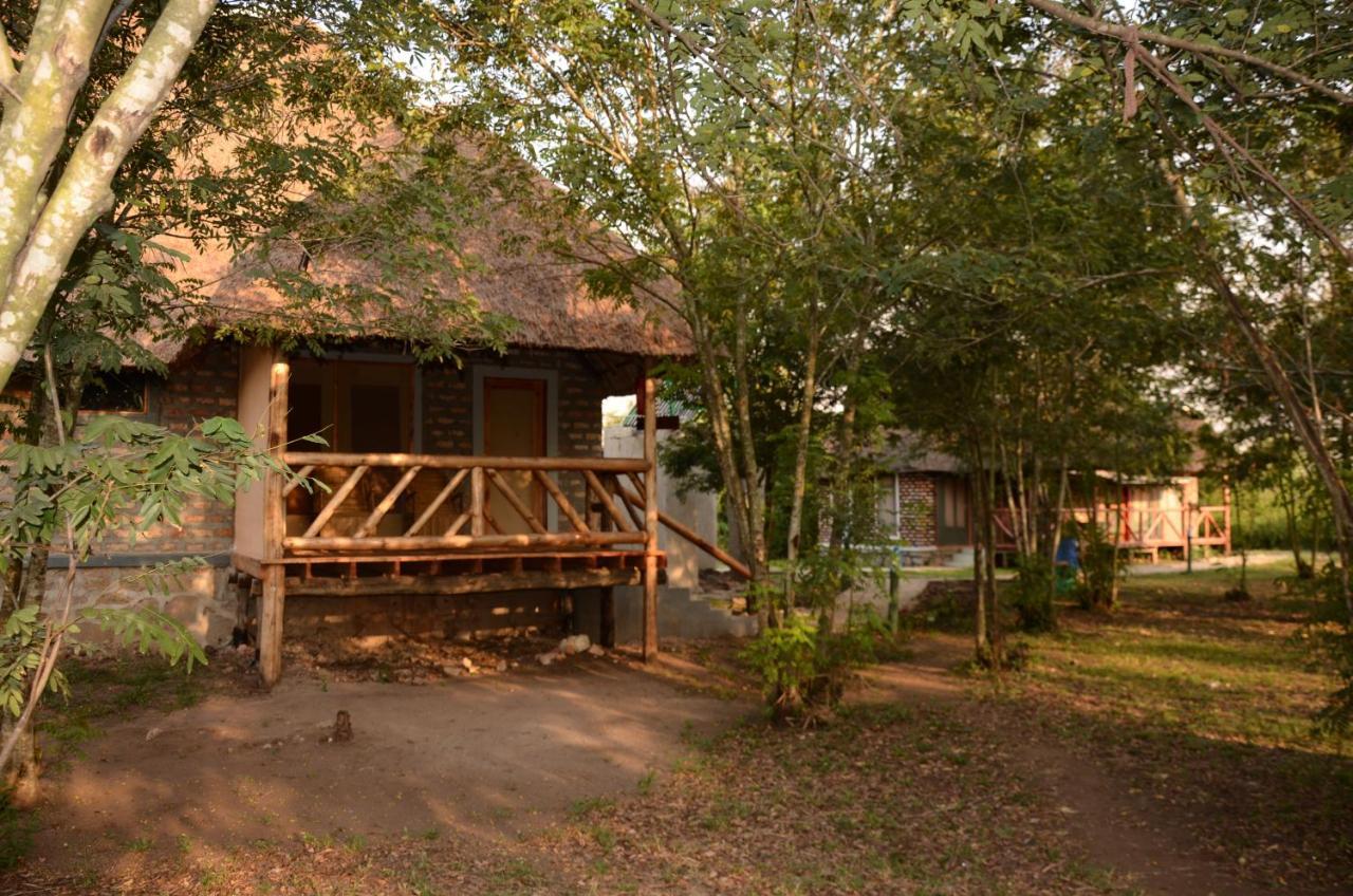 Irungu Forest Safari Lodge Katunguru 외부 사진